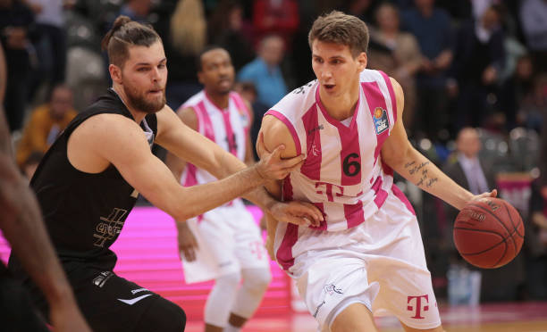 在赛季初并 在赛季初并